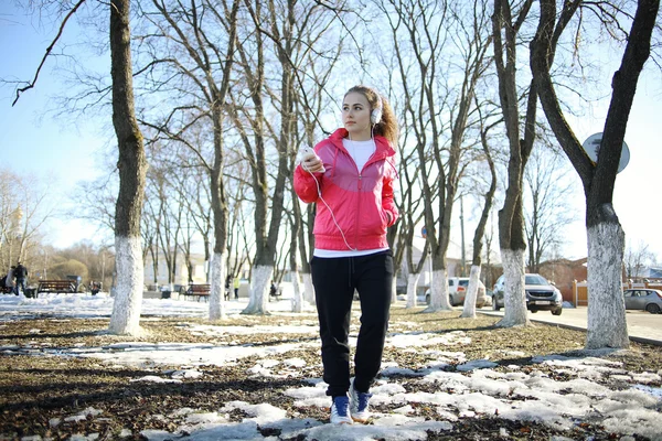 Menina andando no parque e ouvir música — Fotografia de Stock