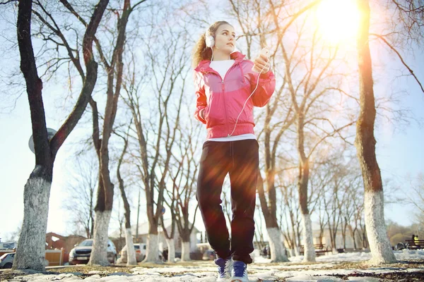 Девушка, гуляющая в парке и слушающая музыку — стоковое фото