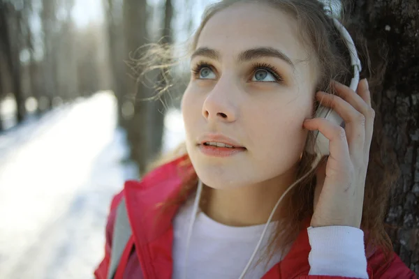 Chica escuchando música en los auriculares —  Fotos de Stock