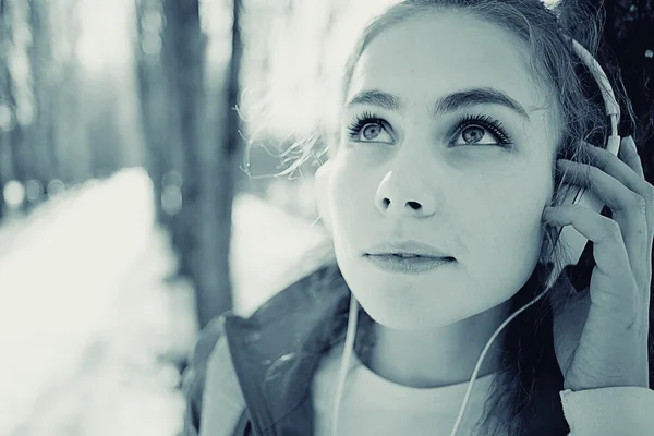 Retrato de uma menina em tons frios — Fotografia de Stock