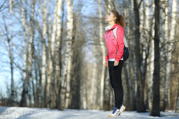 Ragazza su una passeggiata nel parco — Foto Stock