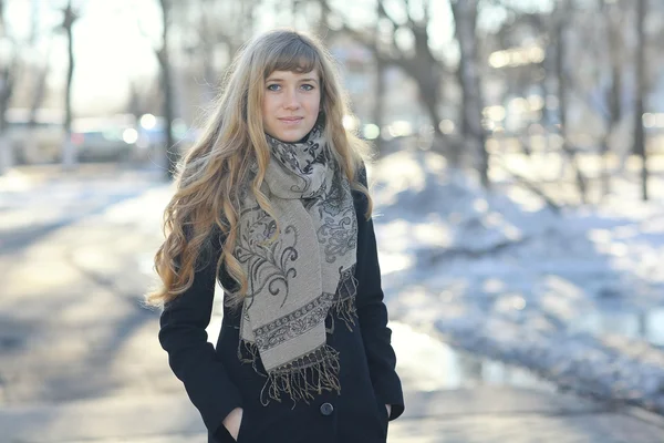 Portrait d'une jeune fille en plein air — Photo