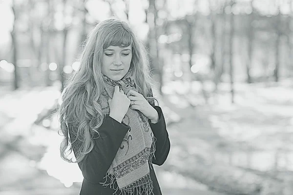 Jeune fille dans le parc — Photo