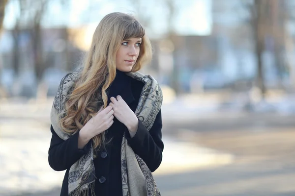 Mädchen in Mantel und Schal draußen — Stockfoto