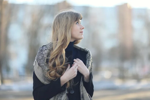 Fille en manteau et écharpe à l'extérieur — Photo