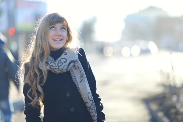 Fille en manteau et écharpe à l'extérieur — Photo