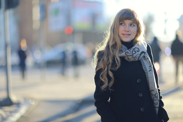 Fille en manteau et écharpe à l'extérieur — Photo