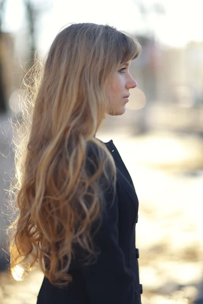 Ragazza con lunghi capelli biondi al di fuori — Foto Stock