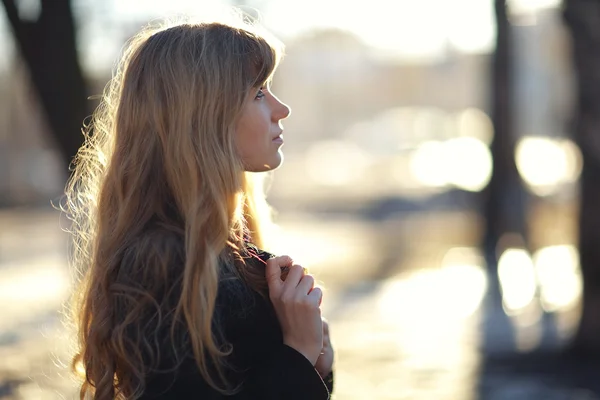 Ragazza con lunghi capelli biondi al di fuori — Foto Stock