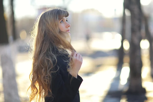 Flicka med långa blonda hår utanför — Stockfoto