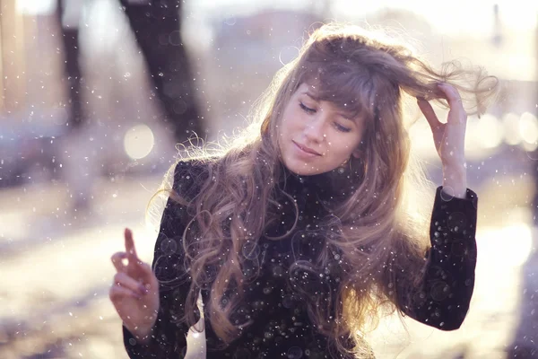 Fille aux longs cheveux blonds à l'extérieur — Photo