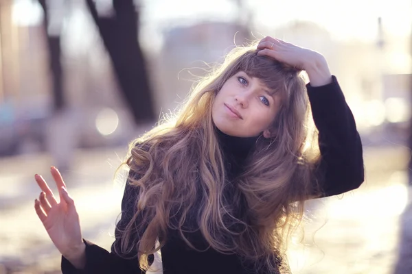 Mädchen mit langen blonden Haaren draußen — Stockfoto