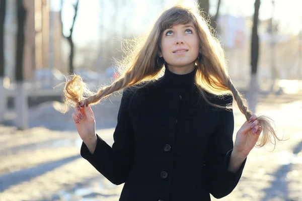 Dívka má dlouhé blond vlasy mimo — Stock fotografie