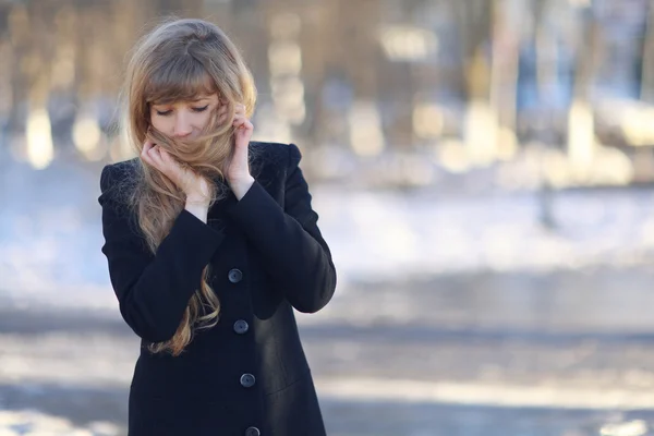 Ragazza con lunghi capelli biondi al di fuori — Foto Stock