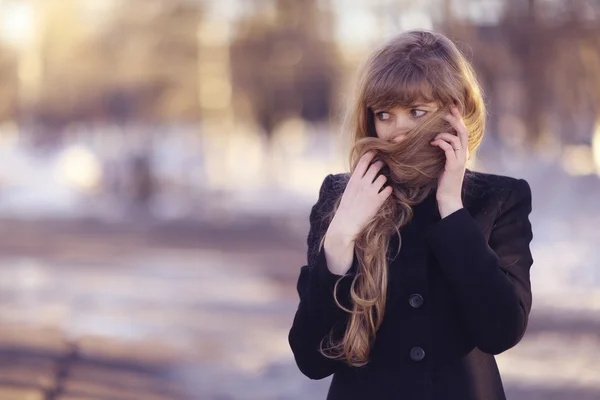 Dívka má dlouhé blond vlasy mimo — Stock fotografie