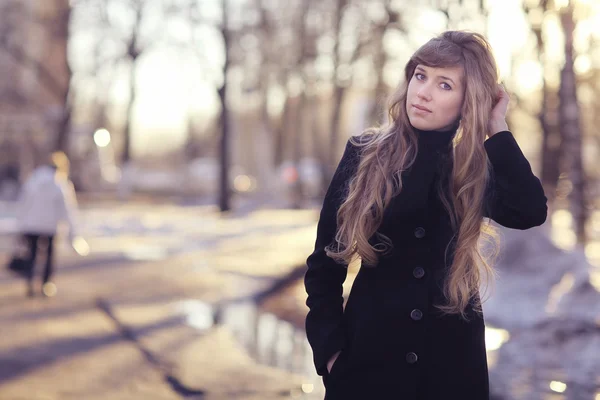 Ragazza con lunghi capelli biondi al di fuori — Foto Stock