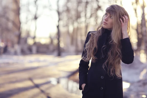 Ragazza con lunghi capelli biondi — Foto Stock