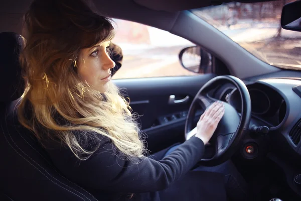 Κορίτσι οδήγηση του αυτοκινήτου και να μιλάμε στο τηλέφωνο — Φωτογραφία Αρχείου