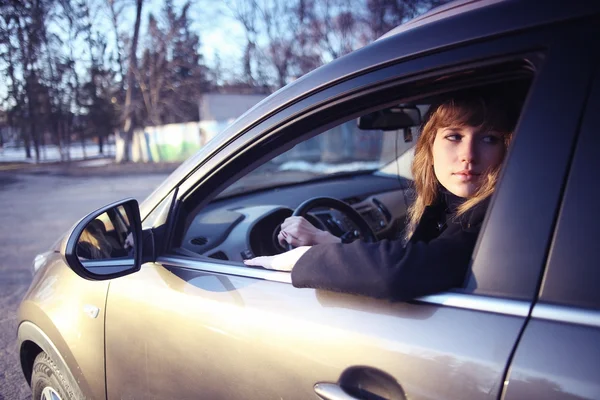 若い女の子の運転 — ストック写真