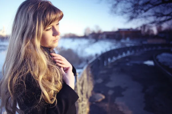 Flicka med långt blont hår — Stockfoto