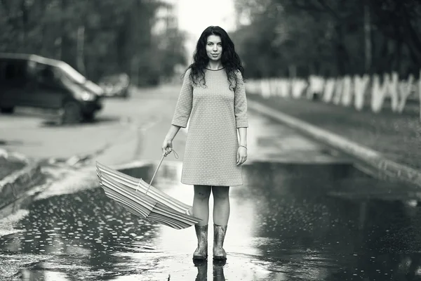 Mujer joven caminando con paraguas — Foto de Stock