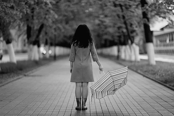 Şemsiye ile yürüyen genç bir kadın — Stok fotoğraf