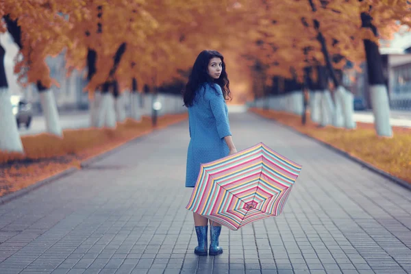 Mujer joven caminando con paraguas — Foto de Stock