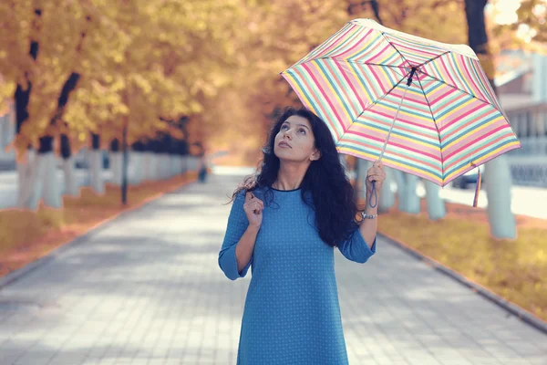 Frau mit Regenschirm — Stockfoto