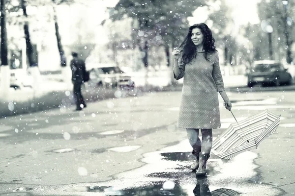 Jeune femme marchant avec parapluie — Photo