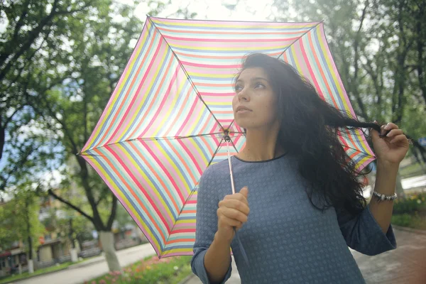 Mulher segurando guarda-chuva — Fotografia de Stock