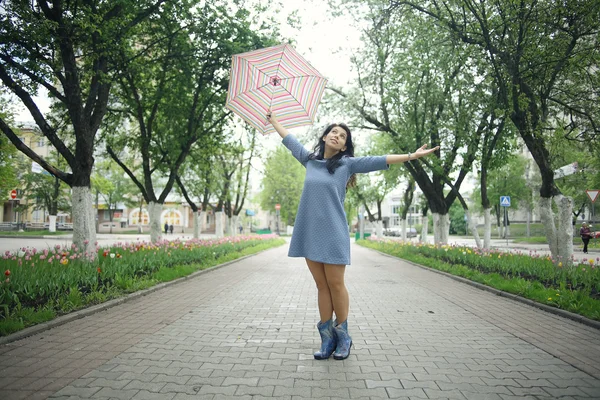 Tânăra femeie mergând cu umbrelă — Fotografie, imagine de stoc