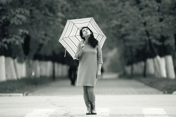 Jovem caminhando com guarda-chuva — Fotografia de Stock