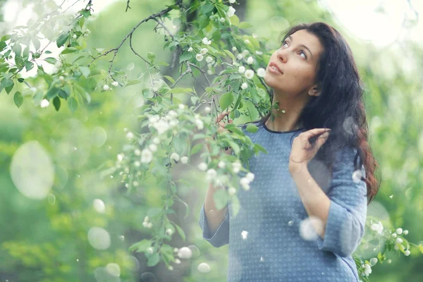 Woman in green summer park — Stock fotografie