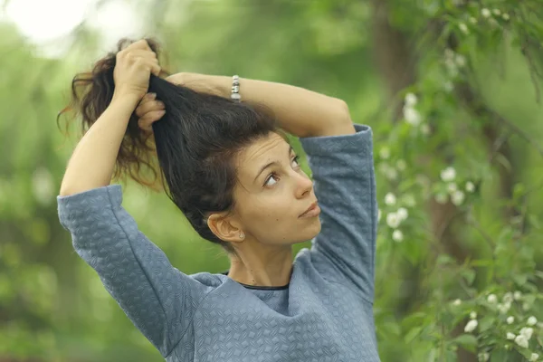 Woman in green summer park — Stockfoto