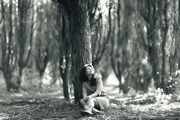 Mujer sentada cerca del árbol — Foto de Stock