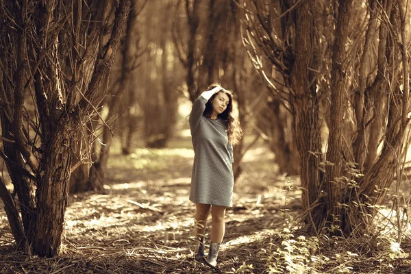 Mulher na floresta de verão — Fotografia de Stock