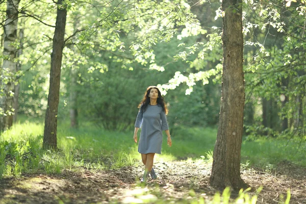 Mulher na floresta de verão — Fotografia de Stock