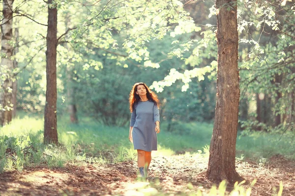 Mulher na floresta de verão — Fotografia de Stock