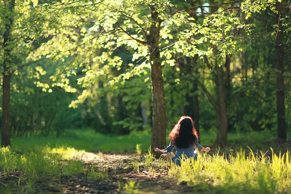 Девушка медитирует в лесу — стоковое фото