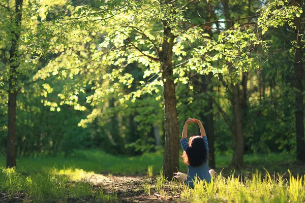 Az erdő meditál lány — Stock Fotó