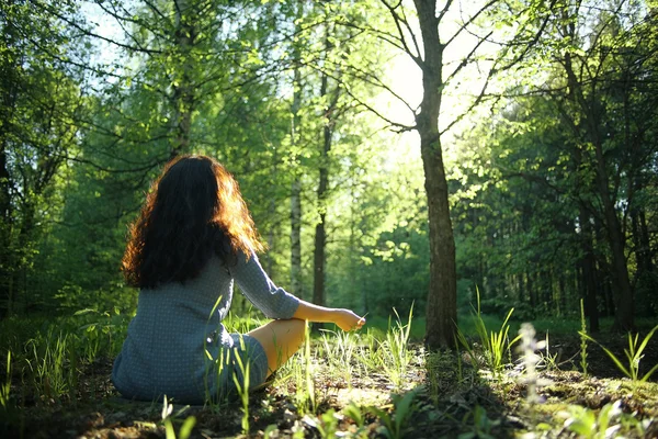 Девушка медитирует в лесу — стоковое фото