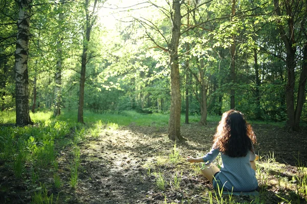 Az erdő meditál lány — Stock Fotó