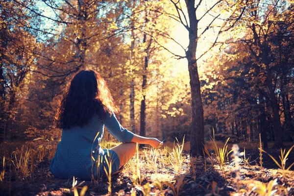 Mädchen meditiert im Wald — Stockfoto