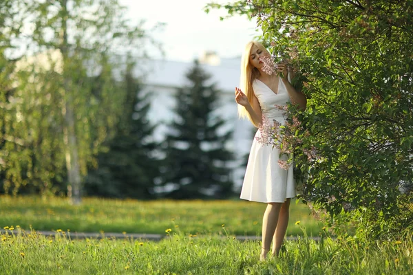 Menina bonita no jardim — Fotografia de Stock