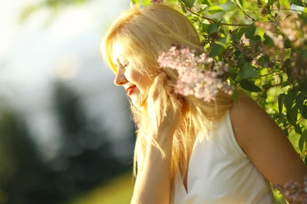 Schöne Mädchen im Garten — Stockfoto