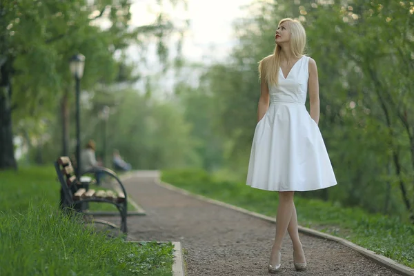 Femme dans un parc d'été . — Photo