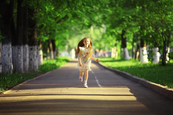 Fetiță alergând în parcul de vară — Fotografie, imagine de stoc