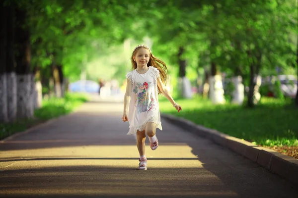 Little girl running in summer park — Stockfoto