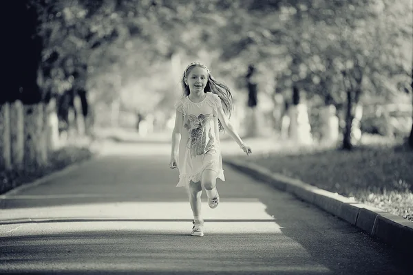 Little girl running in summer park — Stock Photo, Image