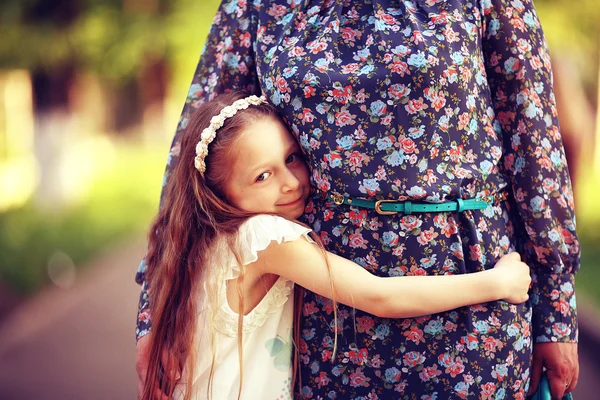 Weinig meisje knuffelen moeder — Stockfoto